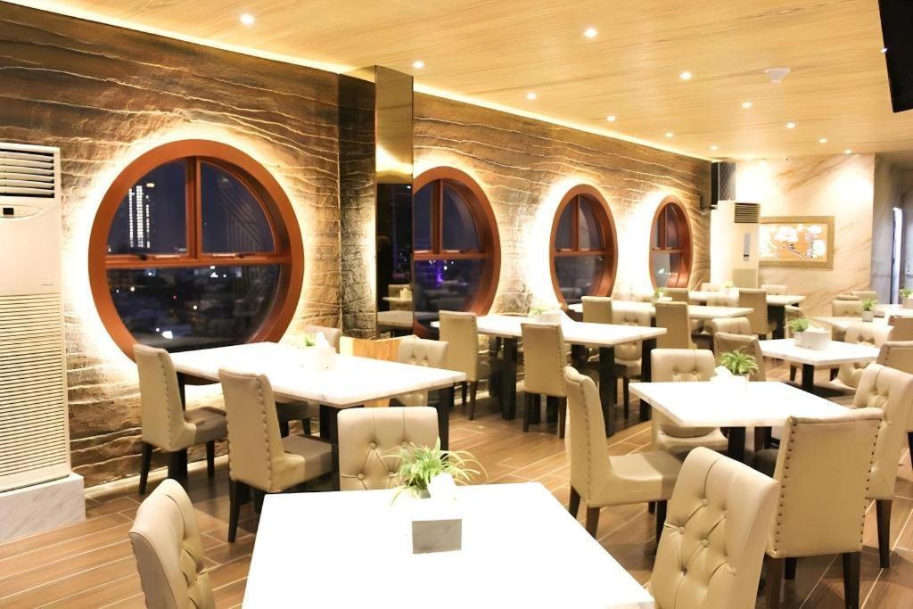 Hermes Palace Hotel Medan Esterno foto