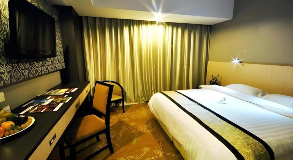 Hermes Palace Hotel Medan Esterno foto