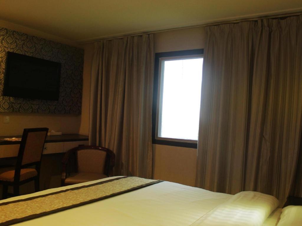 Hermes Palace Hotel Medan Esterno foto