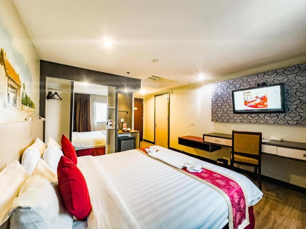 Hermes Palace Hotel Medan Esterno foto