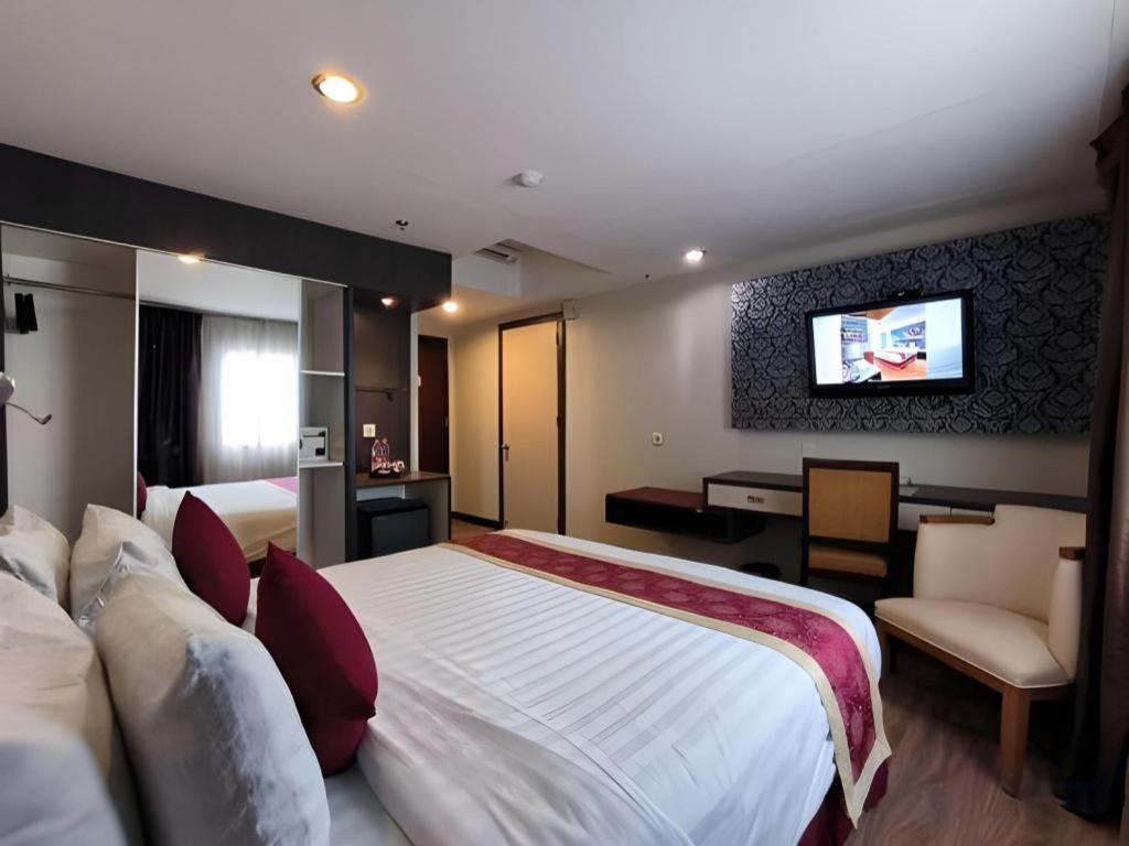 Hermes Palace Hotel Medan Esterno foto
