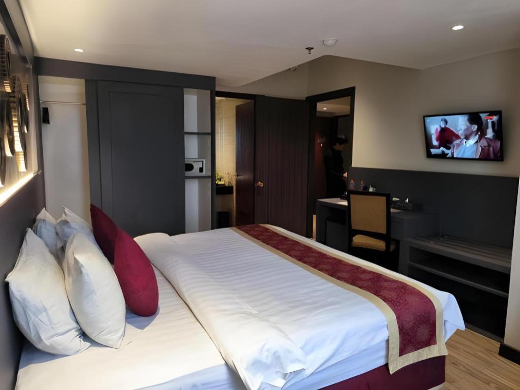 Hermes Palace Hotel Medan Esterno foto