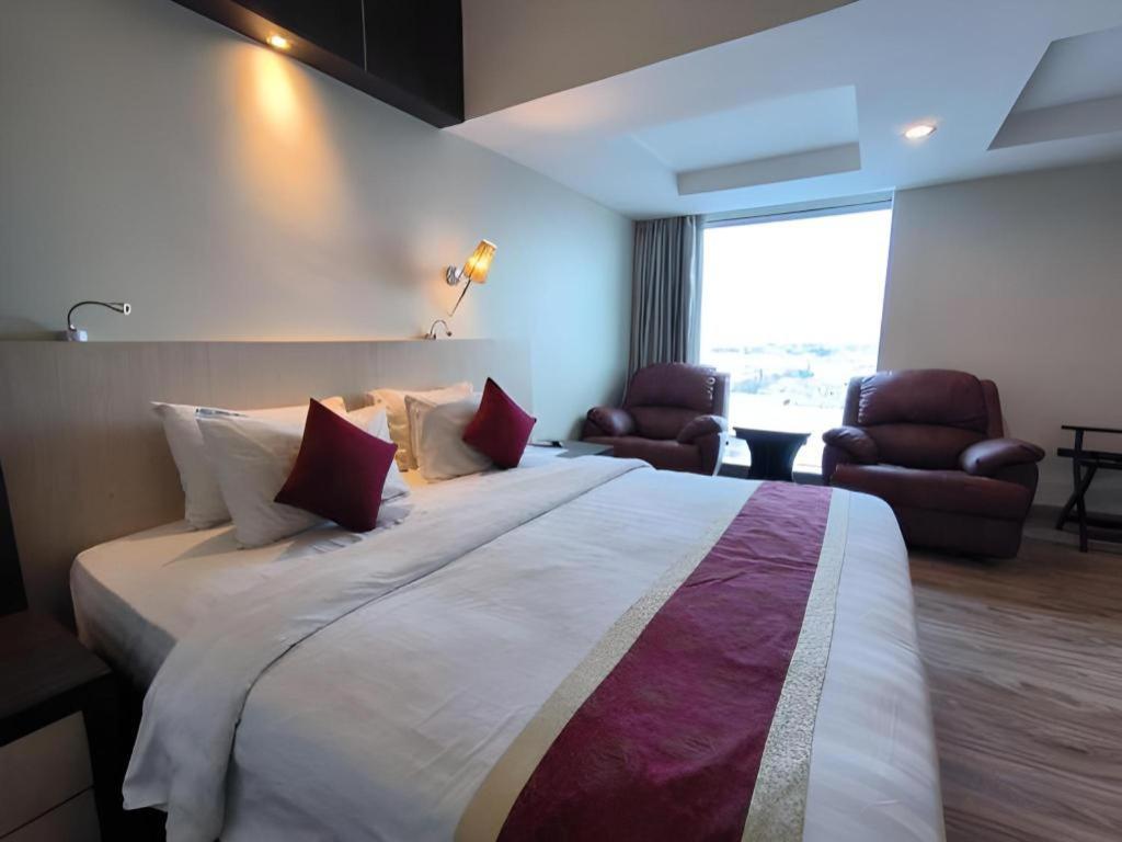 Hermes Palace Hotel Medan Esterno foto