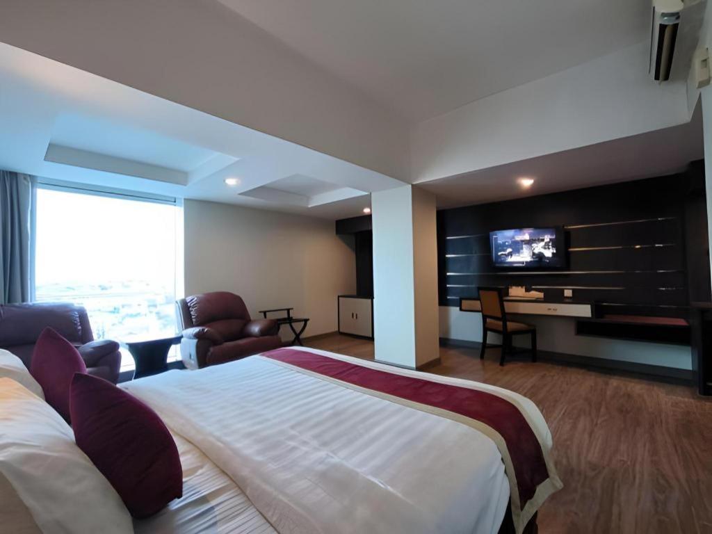Hermes Palace Hotel Medan Esterno foto