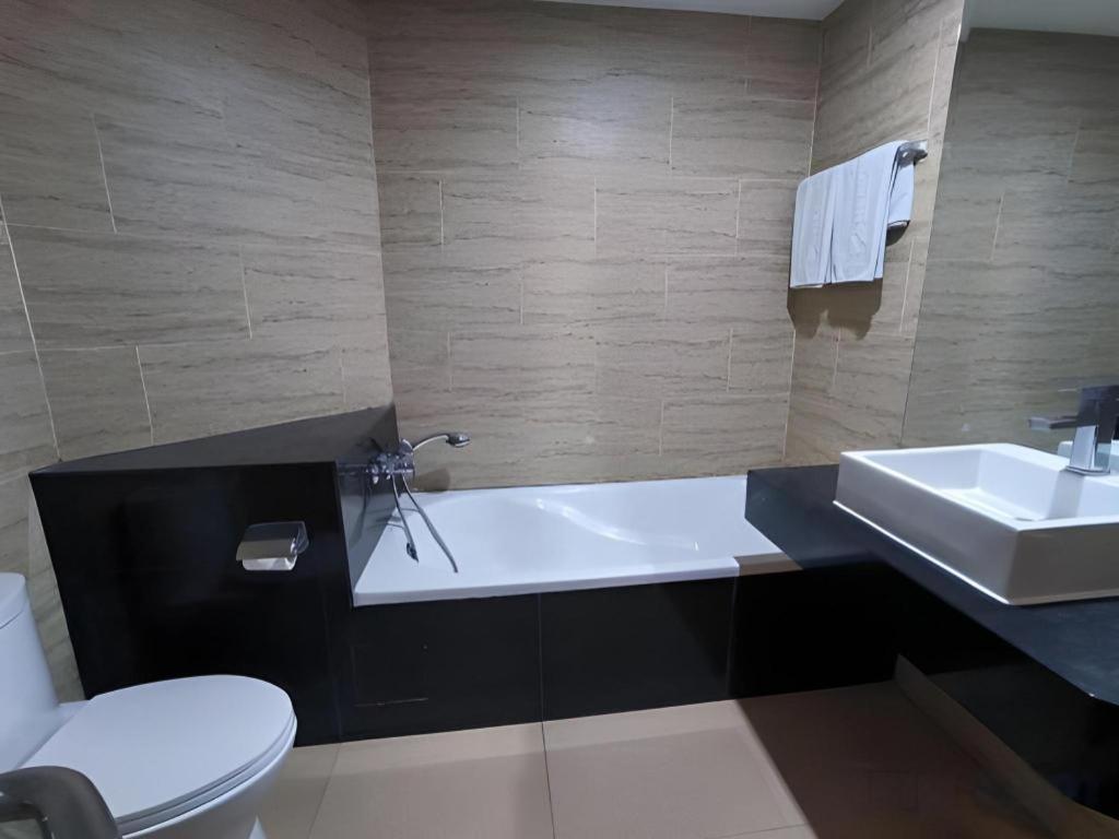 Hermes Palace Hotel Medan Esterno foto