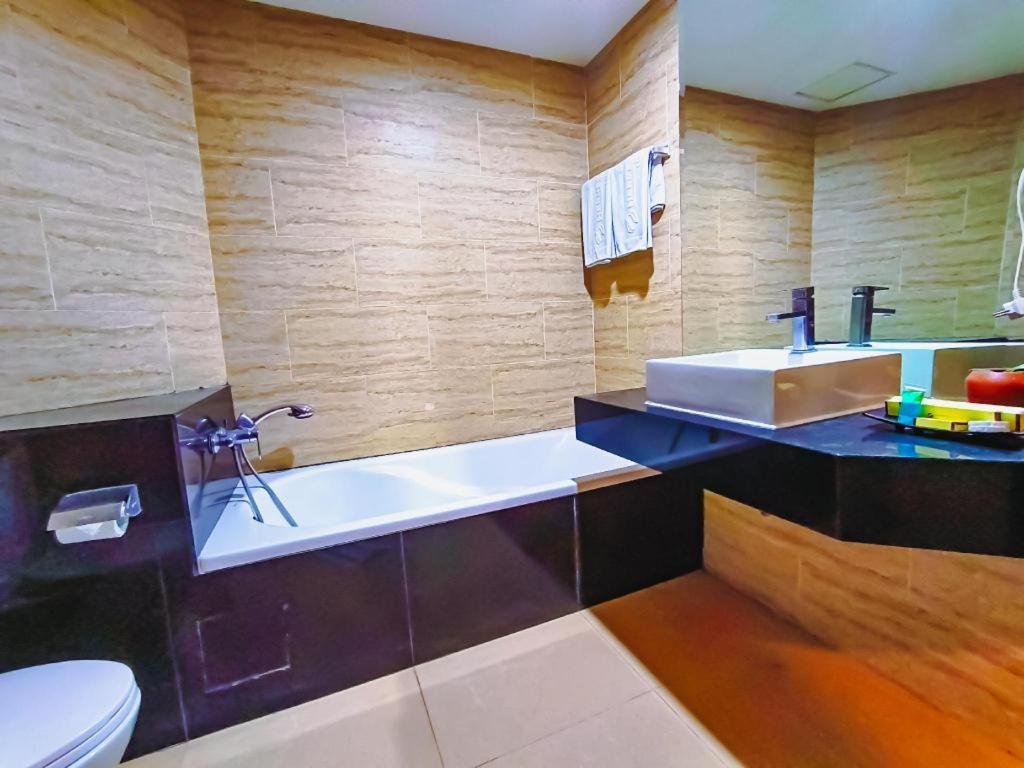 Hermes Palace Hotel Medan Esterno foto